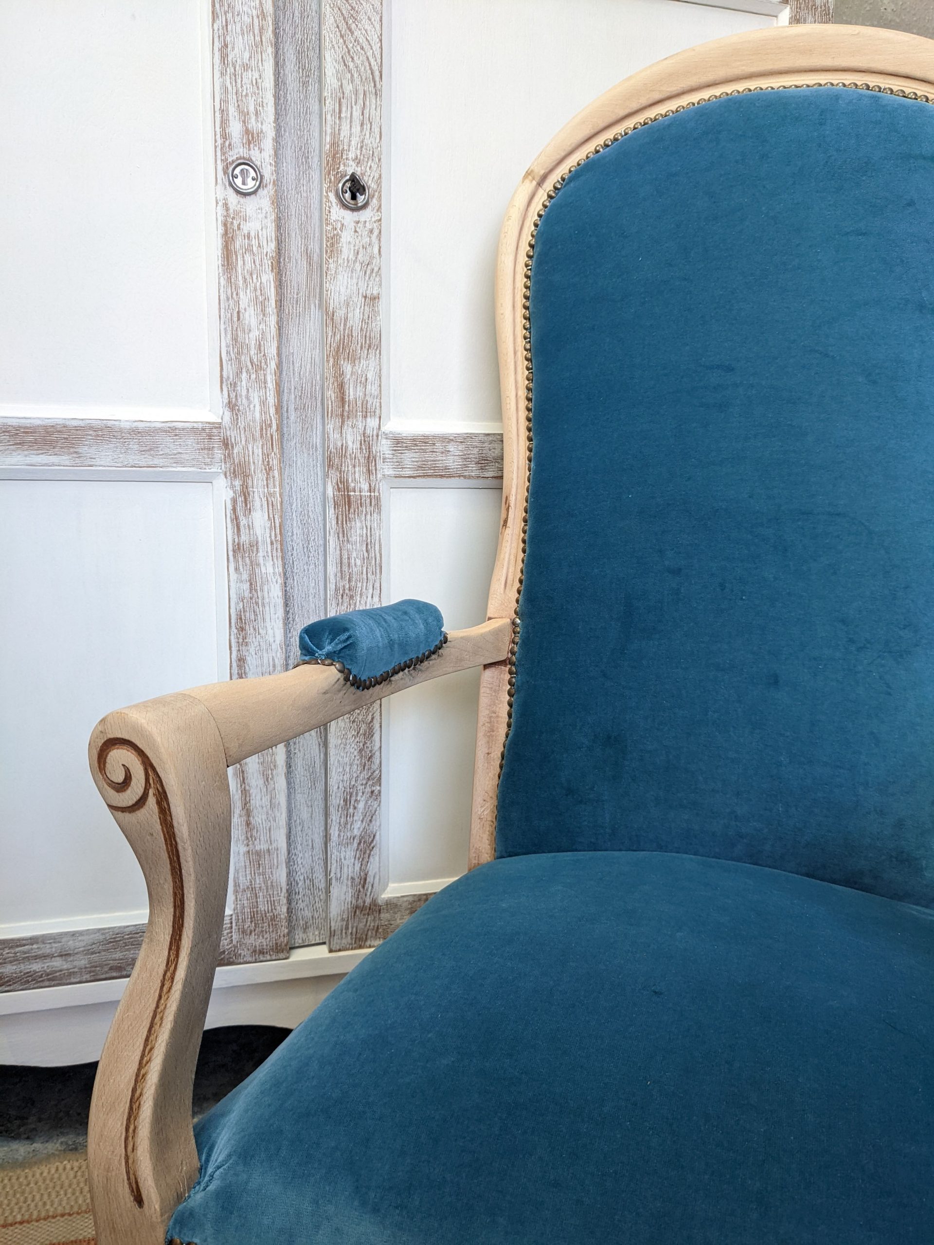 meubles anciens Fauteuil voltaire velour bleu