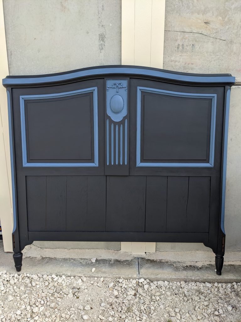 tête de lit noir et bleu