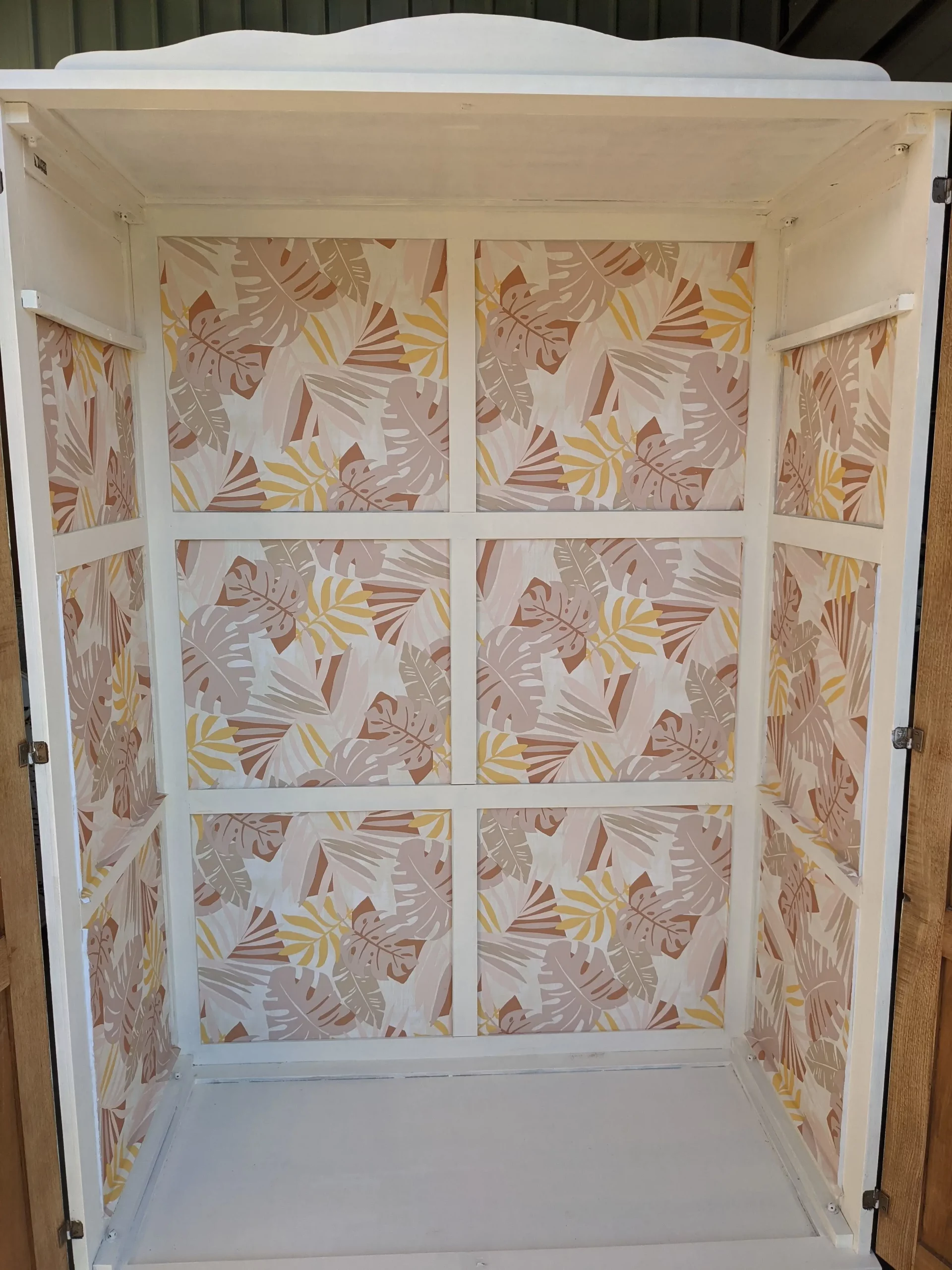 Armoire parisienne transformée — Lasure et papier graphique à Casablanca 5 Armoire Parisienne rénovée intérieur