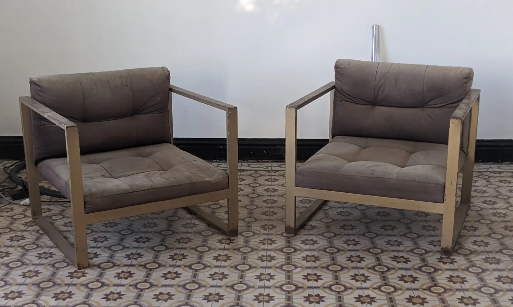 Meubles anciens à Casablanca : où trouver et comment transformer 1 Fauteuils design brocante À Casablanca, les meubles anciens de qualité sont partout — dans les maisons familiales, les brocantes de quartier, les marchés aux puces...
